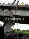 KÖPRÜDEN DÜŞEN OTOMOBİLDE CAN VERDİ