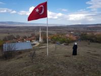 KÖYÜNE DEV TÜRK BAYRAĞI DİKTİ