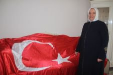 KÖYÜNE DEV TÜRK BAYRAĞI DİKTİ