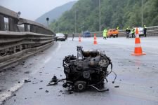 MOTOR YERİNDEN ÇIKTI, ARAÇ 50 METRE KAYDI
