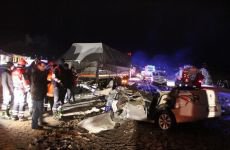 OTOMOBİL İKİYE BÖLÜNDÜ