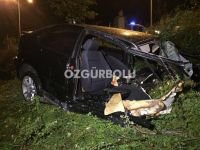 OTOMOBİL PARAMPARÇA OLDU, 3 KİŞİ YARALANDI