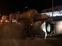 PARK HALİNDEKİ TIRA ÇARPARAK TERS DÖNDÜ