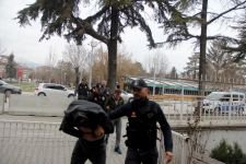 POLİSTEN ÜNİVERSİTE ÖĞRENCİLERİNE BASKIN