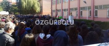 SEVİLEN ÖĞRETMEN GÖZYAŞLARIYLA UĞURLANDI