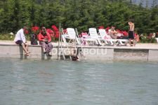 SICAKTAN BUNALAN HAVUZLARA KOŞUYOR