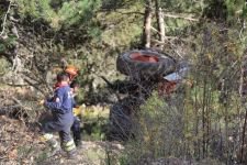 TRAKTÖR UÇURUMA UÇTU, 1 KİŞİ ÖLDÜ