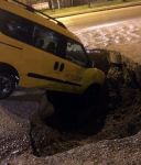 YOL ÇÖKTÜ, ARAÇ İÇİNE DÜŞTÜ