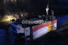 YOL KENARINDAKİ DEREYE UÇTU