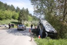 YOLCU OTOBÜSÜ DEREYE UÇTU, 7 KİŞİ YARALANDI