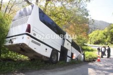 YOLCU OTOBÜSÜ DEREYE UÇTU, 7 KİŞİ YARALANDI