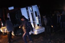 YÜZLERCESİ YOLA SAVRULDU...