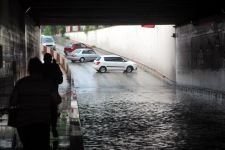 2 SAAT YAĞMUR YAĞDI, ALT GEÇİTLERİ SU BASTI