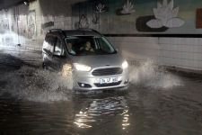 2 SAAT YAĞMUR YAĞDI, ALT GEÇİTLERİ SU BASTI