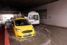 2 SAAT YAĞMUR YAĞDI, ALT GEÇİTLERİ SU BASTI