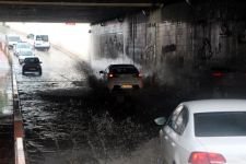 2 SAAT YAĞMUR YAĞDI, ALT GEÇİTLERİ SU BASTI