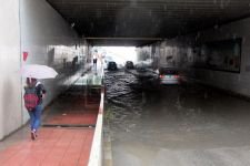 2 SAAT YAĞMUR YAĞDI, ALT GEÇİTLERİ SU BASTI