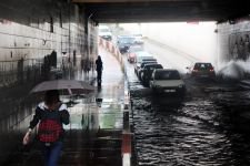 2 SAAT YAĞMUR YAĞDI, ALT GEÇİTLERİ SU BASTI