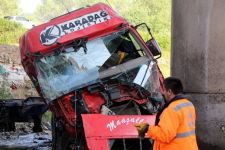 20 METREDEN DERE YATAĞINA UÇTU