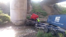 20 METREDEN DERE YATAĞINA UÇTU