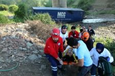 20 METREDEN DERE YATAĞINA UÇTU