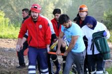 20 METREDEN DERE YATAĞINA UÇTU