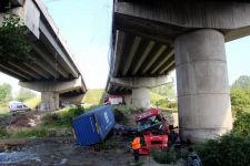 20 METREDEN DERE YATAĞINA UÇTU