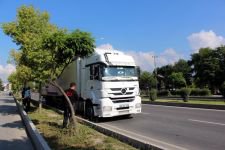 TIR'IN ALTINA YAŞAMINI YİTİRDİ