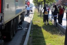 TIR'IN ALTINA YAŞAMINI YİTİRDİ