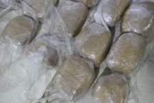 AİLE SÜSÜ VERDİKLERİ ARABADA 45 KİLO ESRARLA YAKALANDILAR