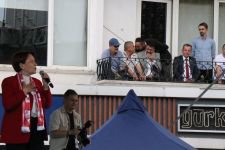 TANJU ÖZCAN AKŞENER'İ BALKONDAN İZLEDİ