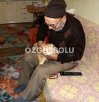 ALİ DEDE KEDİLERİYLE SICAK YUVASINDA