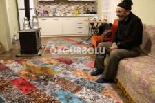 ALİ DEDE KEDİLERİYLE SICAK YUVASINDA