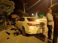 ARABAYA ÇARPMAMAK İÇİN OTOBÜS DURAĞINA DALDI