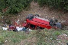 BEBEKLİ AİLENİN ARACI ŞARAMPOLE DEVRİLDİ