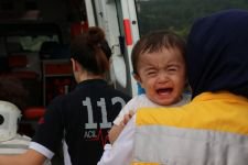 BEBEKLİ AİLENİN ARACI ŞARAMPOLE DEVRİLDİ