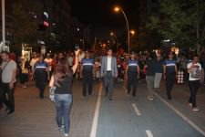 BİNLERCE KİŞİ KOL KOLA YÜRÜDÜ