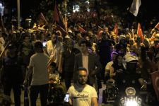 BİNLERCE KİŞİ KOL KOLA YÜRÜDÜ