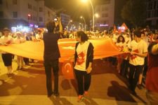 BİNLERCE KİŞİ KOL KOLA YÜRÜDÜ
