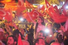 BİNLERCE KİŞİ KOL KOLA YÜRÜDÜ