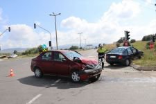 DÖNMEK ÜZERE OLAN ARACA YANDAN ÇARPTI