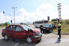 DÖNMEK ÜZERE OLAN ARACA YANDAN ÇARPTI