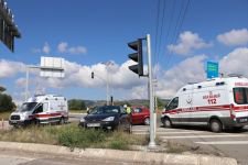 DÖNMEK ÜZERE OLAN ARACA YANDAN ÇARPTI