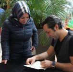 EMRE UYSAL KİTABINI İMZALADI