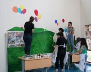 ENGELLİ ÇOCUKLAR İÇİN DUVARLARI BOYUYORLAR