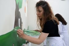 ENGELLİ ÇOCUKLAR İÇİN DUVARLARI BOYUYORLAR