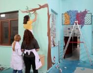 ENGELLİ ÇOCUKLAR İÇİN DUVARLARI BOYUYORLAR