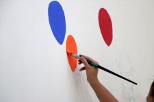 ENGELLİ ÇOCUKLAR İÇİN DUVARLARI BOYUYORLAR