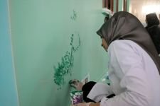 ENGELLİ ÇOCUKLAR İÇİN DUVARLARI BOYUYORLAR