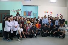 ENGELLİ ÇOCUKLAR İÇİN DUVARLARI BOYUYORLAR